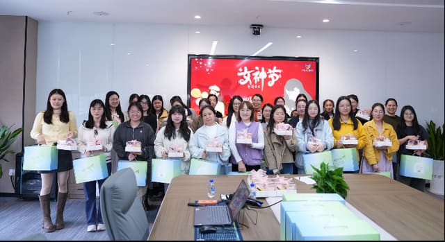 敏匠智能女神节活动合影